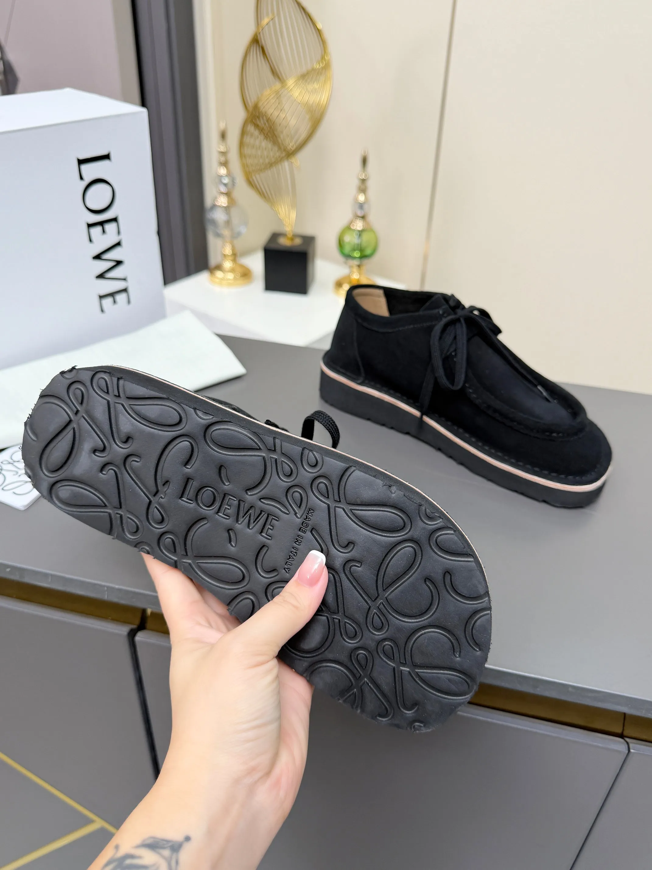 👟👟Ex-factory price 560👟👟 LOEWE·Loewe's latest kangaroo shoes, split cow leather, suede cow leather, thick-soled lace-up casual shoes, lace-up retro British style, from design to texture, allowing you to easily have a high-end luxury wearing experience. The upper is made of imported high-mercerized smooth cow suede. The delicate texture has a natural velvet-like sheen. Every inch exudes low-key sophistication. It is matched with the light-feeling EVA foam outsole. The 3-centimeter heel height is just right. It not only quietly elongates the body shape, but also brings the comfort of walking on the ground! The original version was purchased and developed, and the details are well handled. It is worth owning. It has a unique fashionable and trend-leading style. It is highly recommended to stock up. The shoe style is great, the leather is soft and comfortable, very comfortable on the feet and easy to match. ✦Fabric: imported high mercerized cowhide ✦Lining: no lining ✦Outsole: original EVA foam outsole ✦Number of sizes: women's size: 35#-40# (TT)